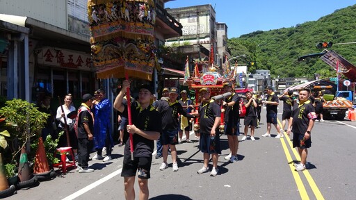 影音/南方澳池碧宮池府千歲熱鬧海陸巡 民眾瘋搶包子與糖果