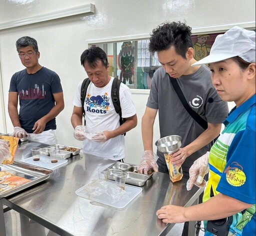 青操食品觀光工廠推出養生飯DIY 首日吸引大批遊客連金鐘影帝也聞香前來