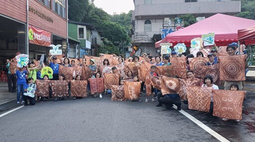 影音/悠遊步道嚐美食 烏塗社區百人植物染活動令人驚艷