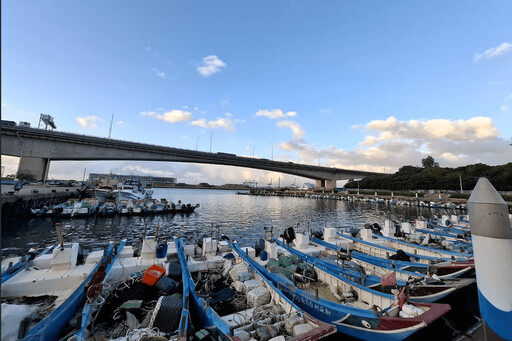 八里秘境單車行 秋日夕陽美景搭配海味饗宴