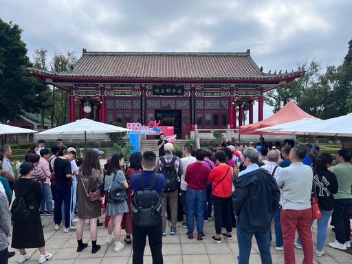 百人陸客團 健步體驗草地餐車與音樂饗宴