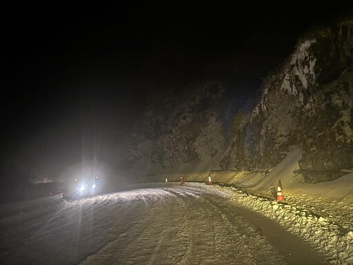 雪封合歡山區 大年初一公路局清晨鏟雪車鏟雪