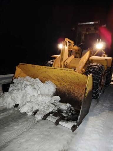 雪封合歡山區 大年初一公路局清晨鏟雪車鏟雪