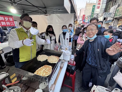 彰化市廟街市集人潮大爆滿!市長蔥油餅開張 邀民眾一起為公益盡一份心力