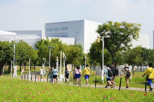 中市建設局長帶偏鄉學子走讀中央公園 搶先體驗「綠美圖」魅力