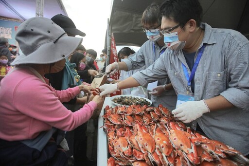 邊吃邊玩邊學 淡水漁會推「螃蟹肥了」活動 結合文蛤放流與石滬淨灘推廣永續漁業