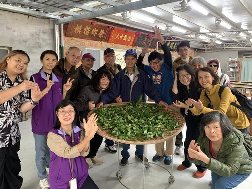 新北坪林茶博館推「手語導覽一日遊」 帶領聾人朋友體驗茶園採製
