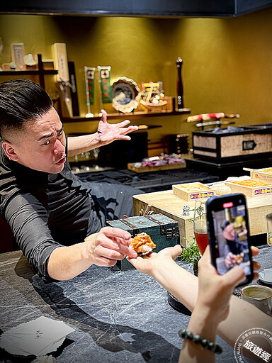 浮跨式用餐 「燒肉天皇」劇場式板前燒肉，美食、娛樂取悅滿足饕客！
