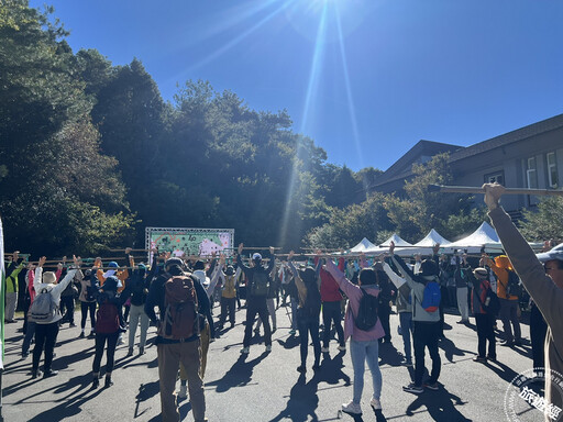 大雪山森遊區躍升國際賞鳥勝地，目前楓紅3成 「森chill竹杖健走」慶40！