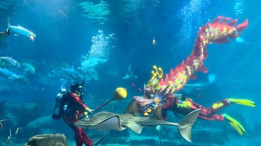 遠雄海洋公園祥龍秀迎新春 海龍王帶領魟魚、鯊魚齊拜年