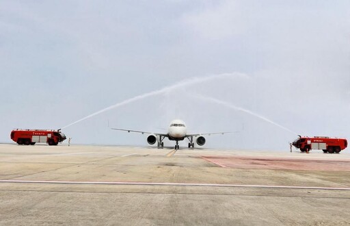 金門—台東雙向包機首航 機場水門禮迎貴客