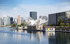 東京灣大型浮島「天王洲Isle」入住船屋旅店，體驗水上人家生活！