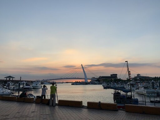 賞夕陽美景、佐鮮美海味 樂遊淡水漁人碼頭