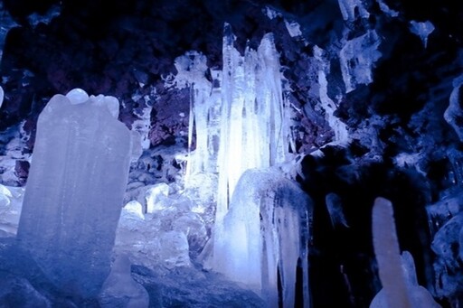 夏季消暑遊！山梨縣富岳風穴和鳴澤冰穴擁有夢幻冰柱的熔岩洞窟