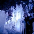 夏季消暑遊！山梨縣富岳風穴和鳴澤冰穴擁有夢幻冰柱的熔岩洞窟