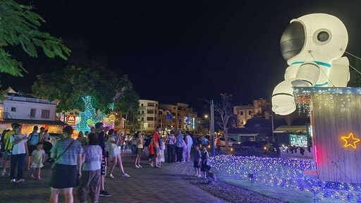 「國際熱氣球嘉年華」吸引3萬遊客登上台東鹿野高台 鐵花新聚落燈祭人潮爆滿