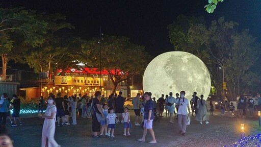 「國際熱氣球嘉年華」吸引3萬遊客登上台東鹿野高台 鐵花新聚落燈祭人潮爆滿