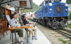 阿里山小火車通車！縣長攜手人氣主播帶你這樣玩最到位