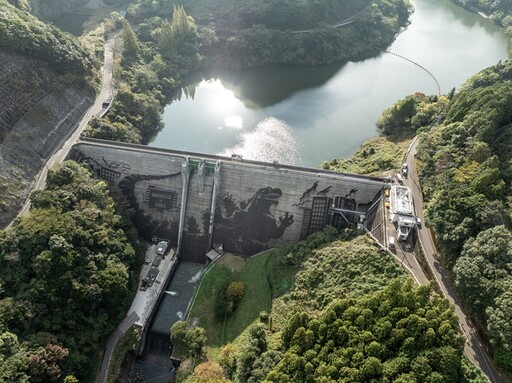 怪獸哥吉拉來了！現身日本佐賀縣嬉野溫泉大水庫壁面！