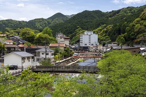 天冷想泡湯？來日本長門湯本溫泉抓住楓紅的尾巴！