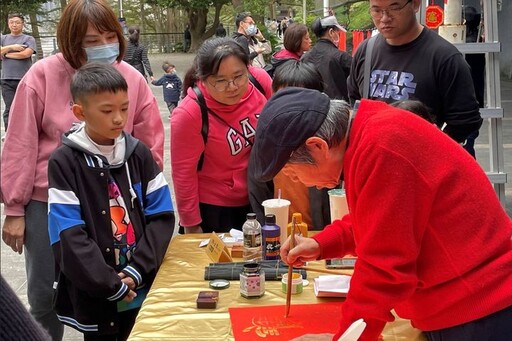 新北揮毫賀蛇年、春節祝福樂連連 順遊烏來舒心走春