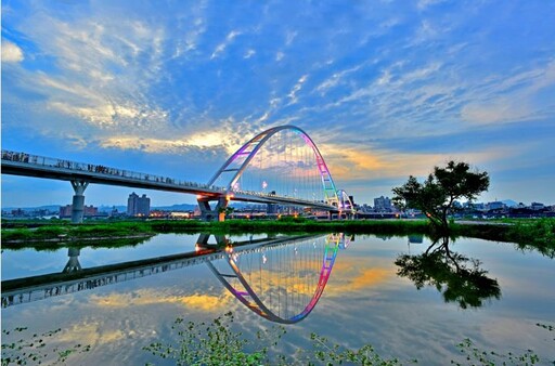 走春散步好去處！新北河濱公園新月橋 夜間光雕超浪漫