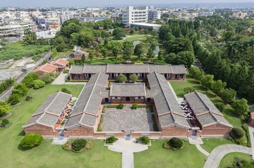 絕美花海！許願藤花牆瀑布登場 春遊彰化「成美文化園」紫色夢幻花園