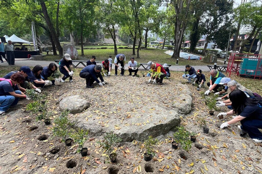 北飛接力！關子嶺嶺頂公園種蜜源植物 提供北返紫蝶補給