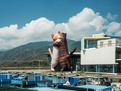 屏東看海美術館整修閉館 「怪獸代班」成了看家的巨型小可愛