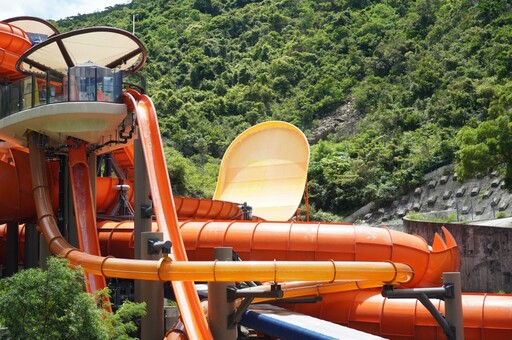 香港海洋公園水上樂園開箱！17 米自由落體滑水道超刺激、八彩天梯繽紛必拍