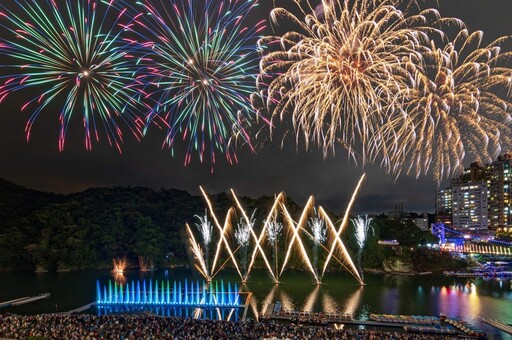 碧潭水舞「巨型鯨魚」地景亮相！整點噴 5 米高水柱 8 月兩場煙火秀別錯過