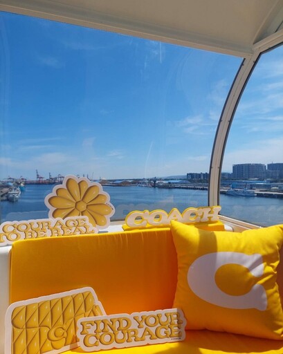 台中新景點「COACH 摩天輪」全台唯一！鮮豔黃車廂搭抱枕必拍、巨型包包超吸睛