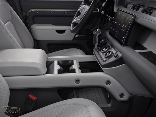 推出新 D350 動力取代原先 D300、同場加映 110 Sedona Edition 限量版 Land Rover Defender 改款正式亮相