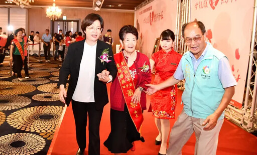 任賢齊84歲媽媽獲彰化縣表揚模範母親