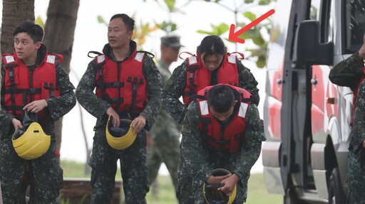 影／陸軍教準部空訓特種海上跳傘 女兵參與巾幗不讓鬚眉