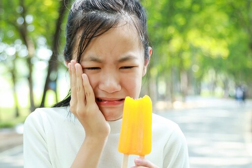 不只冰，「這6種食物」吃了都會害牙敏感！ 橘子、肋排上榜