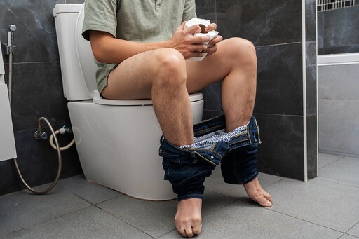 不只不亂噴！醫列「男性坐著尿尿5好處」激讚 真的尿更順了