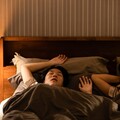 睡覺打呼「9個簡單方法」有效改善！ 不要仰睡、睡前洗熱水澡都有幫助