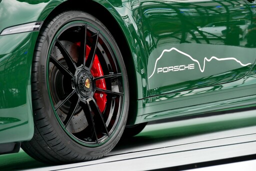 全世界只有這一輛！911 Carrera GTS保時捷在臺 50 周年獨步紀念款「層峰綠」好神祕