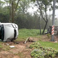金門環島轎車追尾導致2車翻覆側躺路邊 2女駕駛受傷送醫