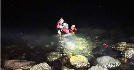 台東深夜驚見釣客「失足落海」 海巡署火速拋繩援救送醫觀察