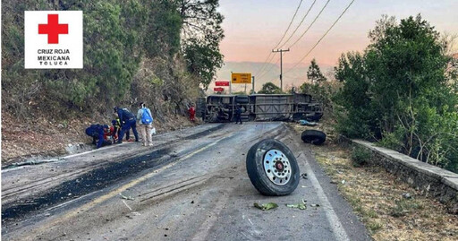 墨西哥重大巴士翻覆事件 巴士煞車失靈翻覆釀18死32傷