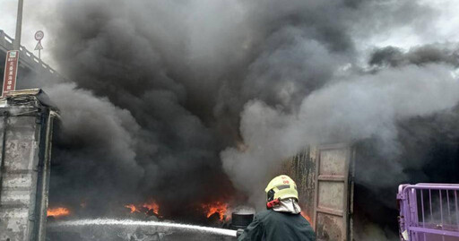 新竹大火！資源回收貨櫃竄出滾滾濃煙 11輛消防車跨縣市聯手救援