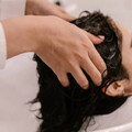 越式洗頭害頭髮打結 女罹「適應障礙」求償32萬…法官判賠這金額