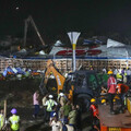 印度強風吹倒「巨型看板」 釀至少14死74傷！仍有數十人受困