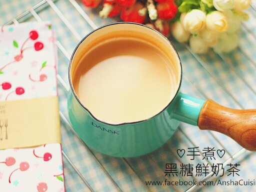 熱呼呼的喝一口好幸福～手煮黑糖鮮奶茶