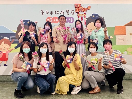 台南市警察局婦幼隊母親節前夕致贈康乃馨花及蒸氣眼罩溫馨祝福