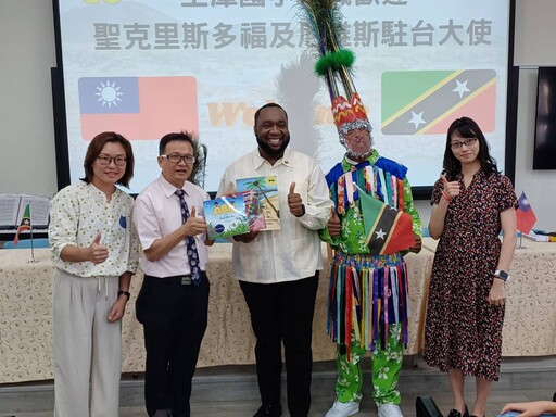 聖克大使范東亞訪雲林土庫國小 與學童分享英文繪本及民俗舞蹈