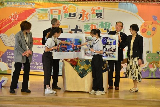 嘉市文雅深耕壁畫交流 日本壁畫總召來校與學童對話