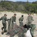 第四作戰區執行操演後淨灘活動 為地方生態貢獻心力